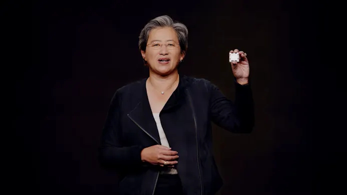 AMD-voorzitter Dr. Lisa Su met een Ryzen 7000-processor.