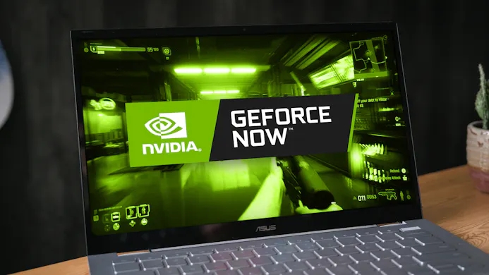 Foto van een Chromebook met een GeForce Now-illustratie op het scherm.