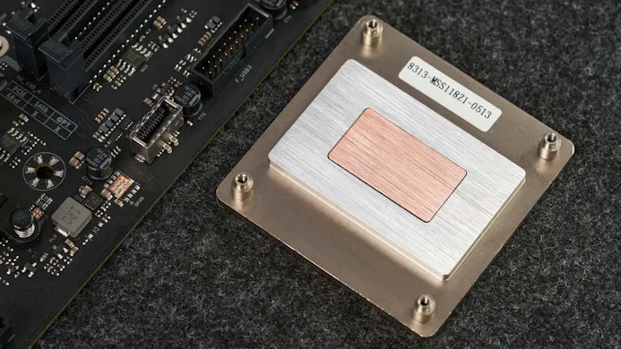 Close-up van de Intel Core i7-11800H nadat deze losgemaakt is van het Maxsun MS-Meterstone moederbord.