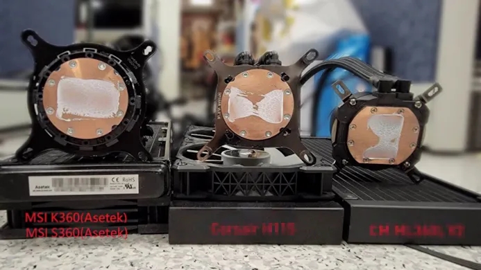 Foto van drie AIO-koelers met verschillende resultaten op LGA1700-processoren.