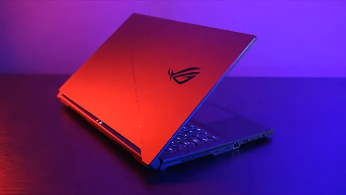 Screenshot uit een promotionele video voor Asus' nieuwe ROG-laptops. Afgebeeld is het nieuwe ROG Zephyrus S17 model, met opwaarts kerend toetsenbord.