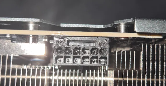 Een deels gesmolten stroomconnector van een GeForce RTX 4090-videokaart van ASUS.