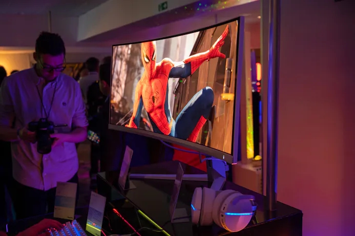 Zijaanzicht van een gebogen Philips Evnia 7000-monitor op uwqhd-resolutie. Afgebeeld op het scherm is een scene uit Marvel's Spider-Man.