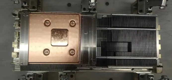 Uitgelekte foto van de koeloplossing van een mysterieuze RTX 40-videokaart, vermoedelijk de GeForce RTX 4090.
