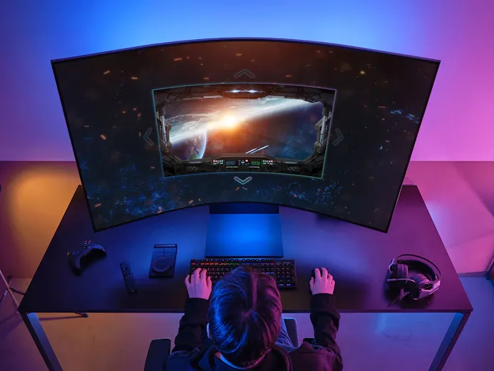 Bovenaanzicht van de Samsung Odyssey Ark, een 55 inch grote, gebogen miniled-monitor voor gamers.