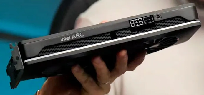 Zijaanzicht van de 'Limited Edition' Intel Arc A770-videokaart van Intel zelf.