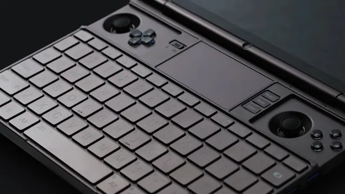 Close-up van het toetsenbord en de geïntegreerde gamepad op de Win Max 2-handheld van GPD.