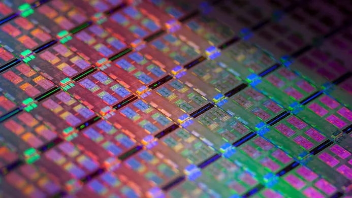 Sfeerbeeld van Intel, waarop een hele printplaat van hun nieuwe processor-procedé te zien is.