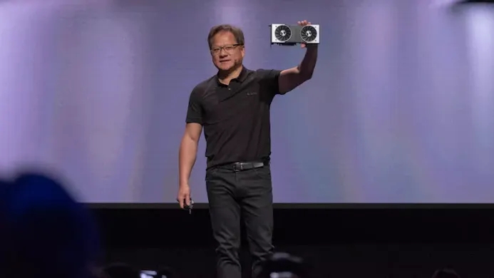 Foto van Nvidia-voorzitter Jensen Huang, die de RTX 2080-videokaart toont op een Gamescom 2018-evenement.