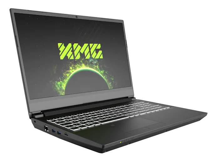 Productfoto van een XMG Apex 15 Max-laptop, van vooraf en opengeklapt afgebeeld.