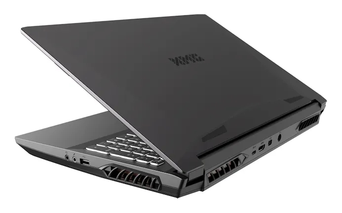 Productfoto van een XMG Apex 15 Max-laptop, waarvan de achterzijde zichtbaar is.