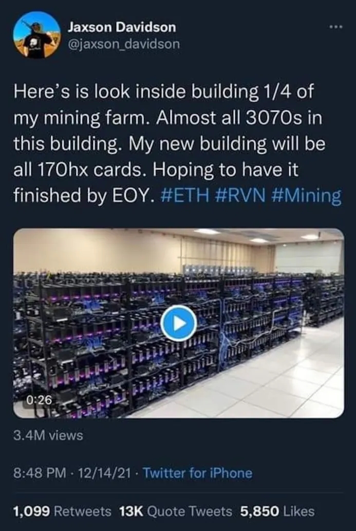 Verwijderde tweet van een cryptoboer die zijn mining-hardware trots toont per videorondleiding.