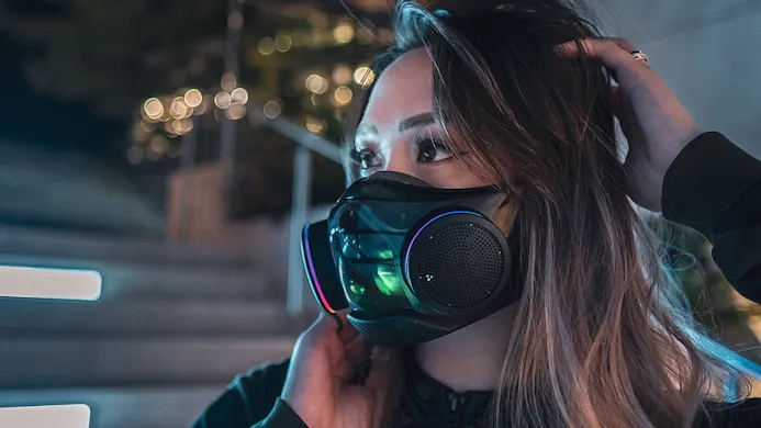 Foto van een vrouw met het Razer Zephyr-masker in de avond.