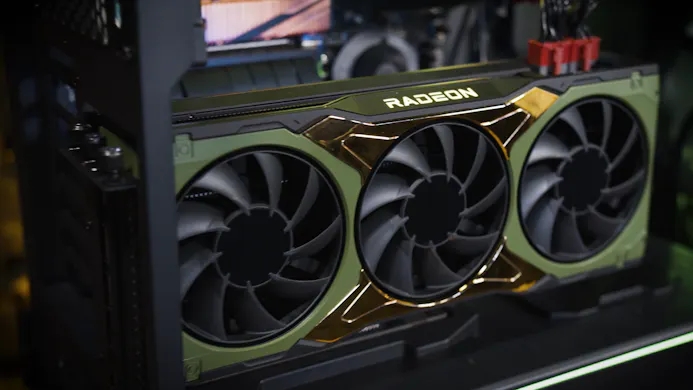 Foto van de exclusieve Halo Infinite-versie van AMD's Radeon RX 6900 XT in een verticale videokaart-bracket..