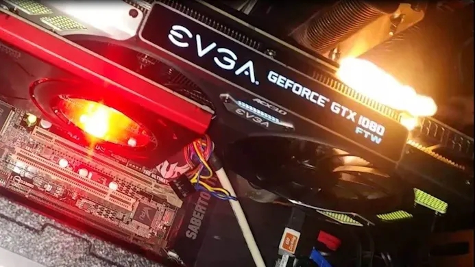 Foto van een oudere EVGA-videokaart die vlam vat in een (tot voor kort) werkende computer.